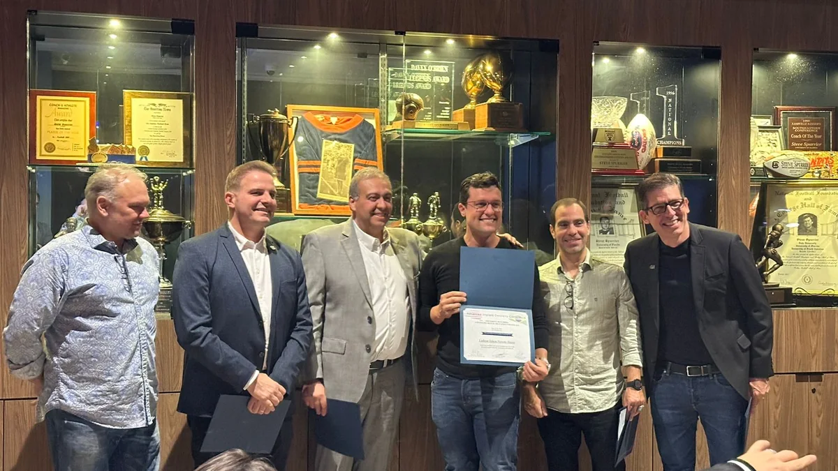 Dr. Ludmar Peixoto recebendo diploma — University of Florida