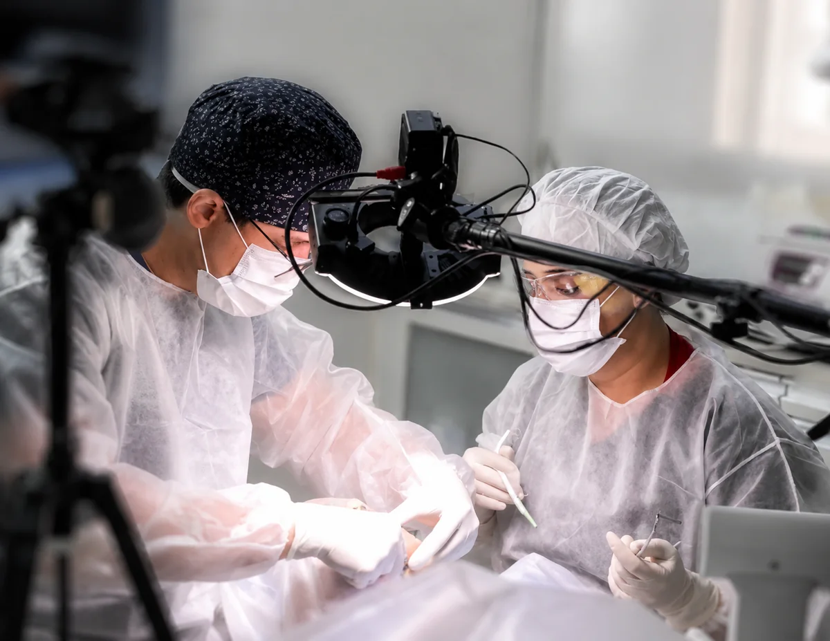 Dr. Ludmar Peixoto em cirurgia com sistema de magnificação